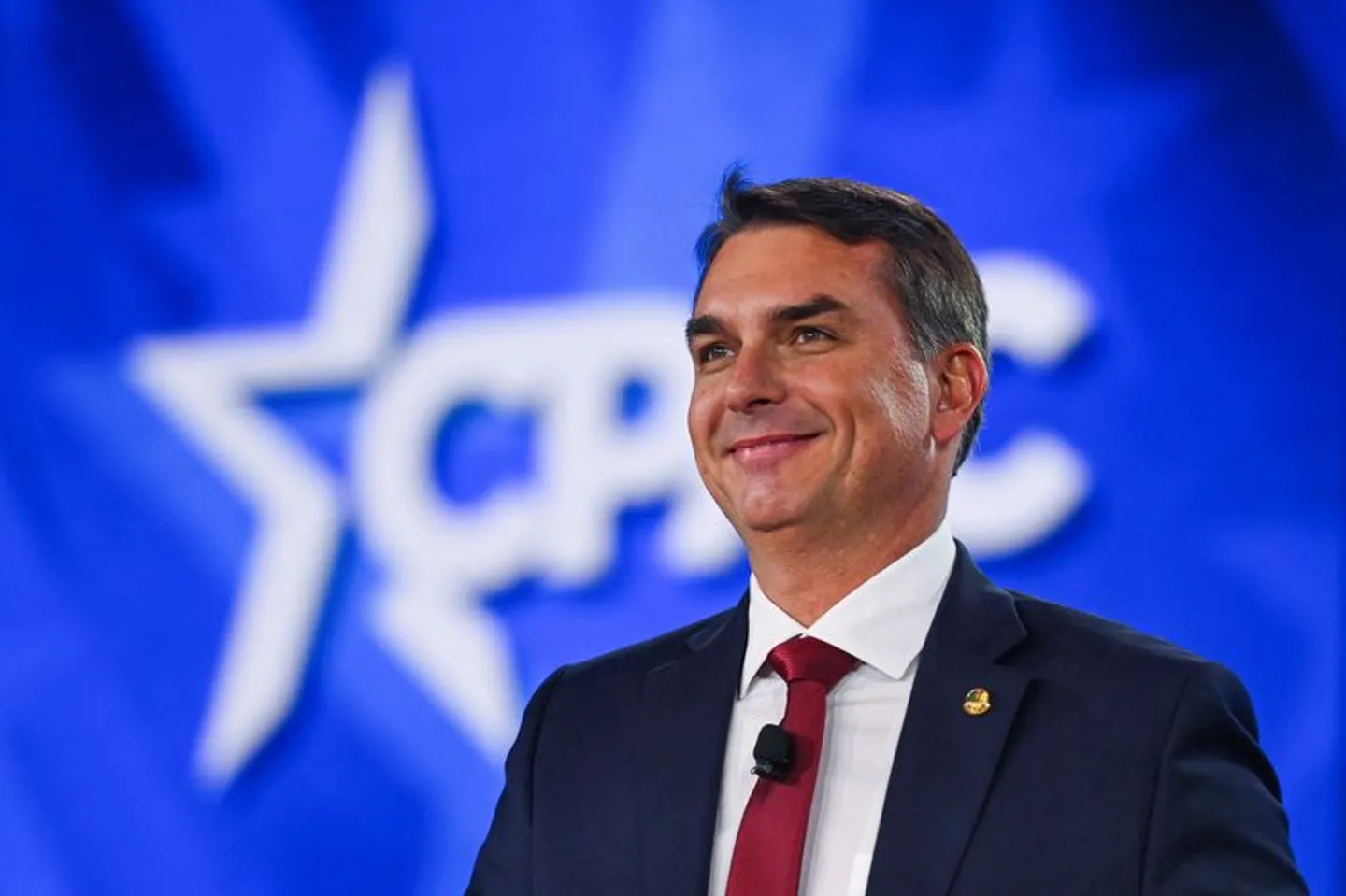 "Bolsonarazo": Flávio Bolsonaro dio la sorpresa, ganó la primera vuelta en Brasil y complica a Lula de cara al balotaje